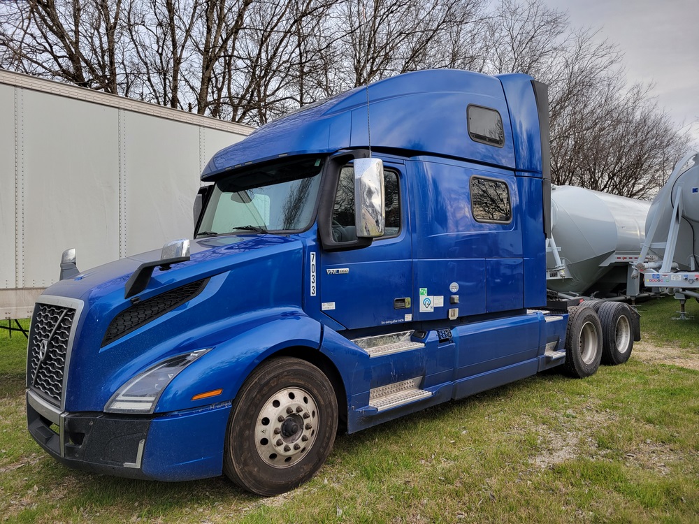 Used Volvo VNL 860 Sleeper Truck 8074728